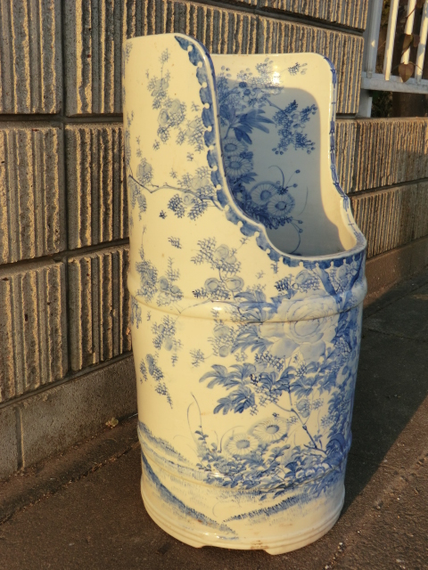 陶器製の和風○伊万里焼の染付 レトロな男性用小便器 料亭等で見かける