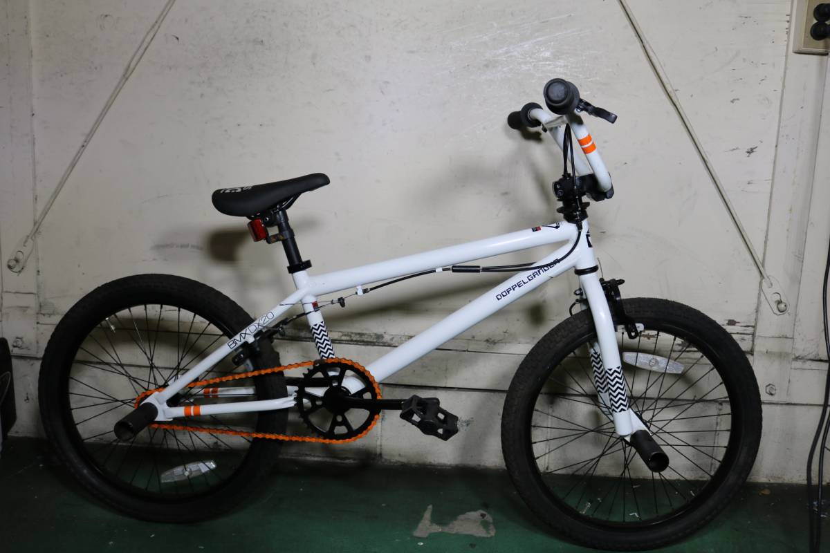 B><BR><BR>商品名：BMX ジャイロ搭載20インチモデル<BR>サイズ：約、W145×D59×H88cm<BR>カラー：マットブラック(つや消しブラック)<BR>配送費用：<BR>その他全国一律  　４５００円<BR>北海道　　　　　 ６５００円<BR>※但し、沖縄や離島などの特別地域などは別途運送会社などにお見積もりとなります。<BR>備考：<BR>※本製品は組立式の状態での出荷となりご到着後、落札者様自身で組立てなどをして頂く必要がございます。サドルやグリップなどのデザインについては若干の仕様変更がある場合がございます。<BR>※未使用品ですが倉庫会社の過剰在庫品や展示商品や長期保管商品などになり発送時の外箱が不足している場合がございますのでその場合はエアパッキンなどで簡易梱包での発送となります。<BR>※同梱不可となります。<BR><BR>【自転車防犯登録のお願い】<BR>自転車購入時や友人等から譲り受けた場合は法律(自転車法第12条第3項)で防犯登録を行う事が義務付けられています。最寄りの自転車販売店で必ず手続きをお願いします。<BR><BR><CENTER><img loading=