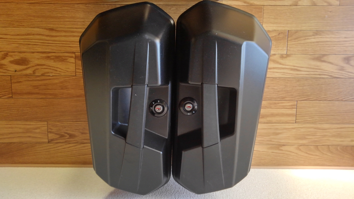 GIVI E22パニアケースと汎用取り付けホルダーSB2000の中古セット GIVI 