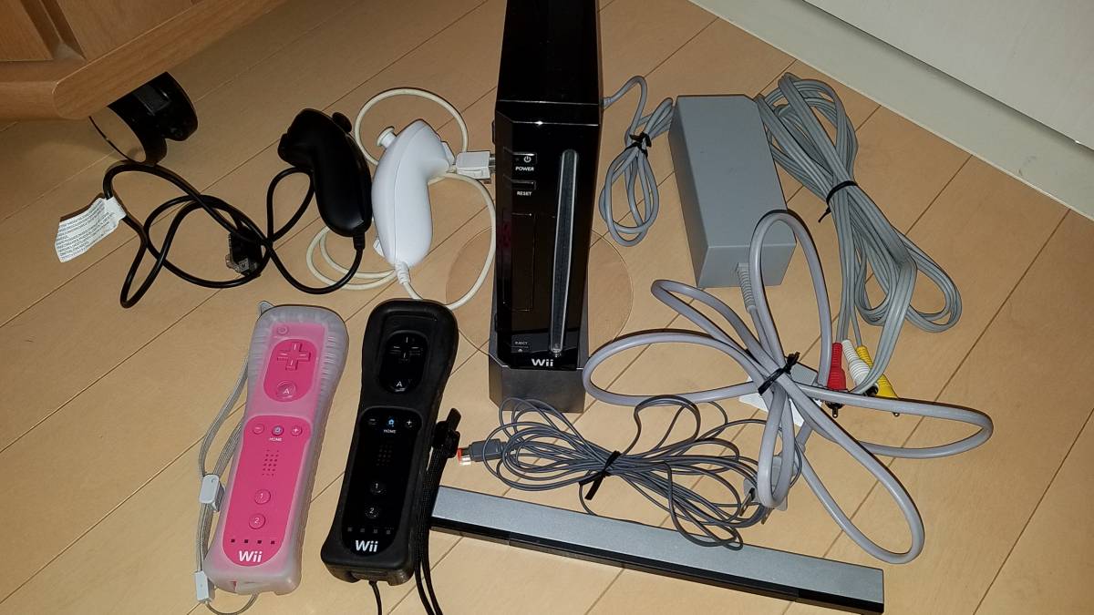 任天堂 Wii 本体 (黒) リモコン (ピンク) ソフト 4 本 セット 中古