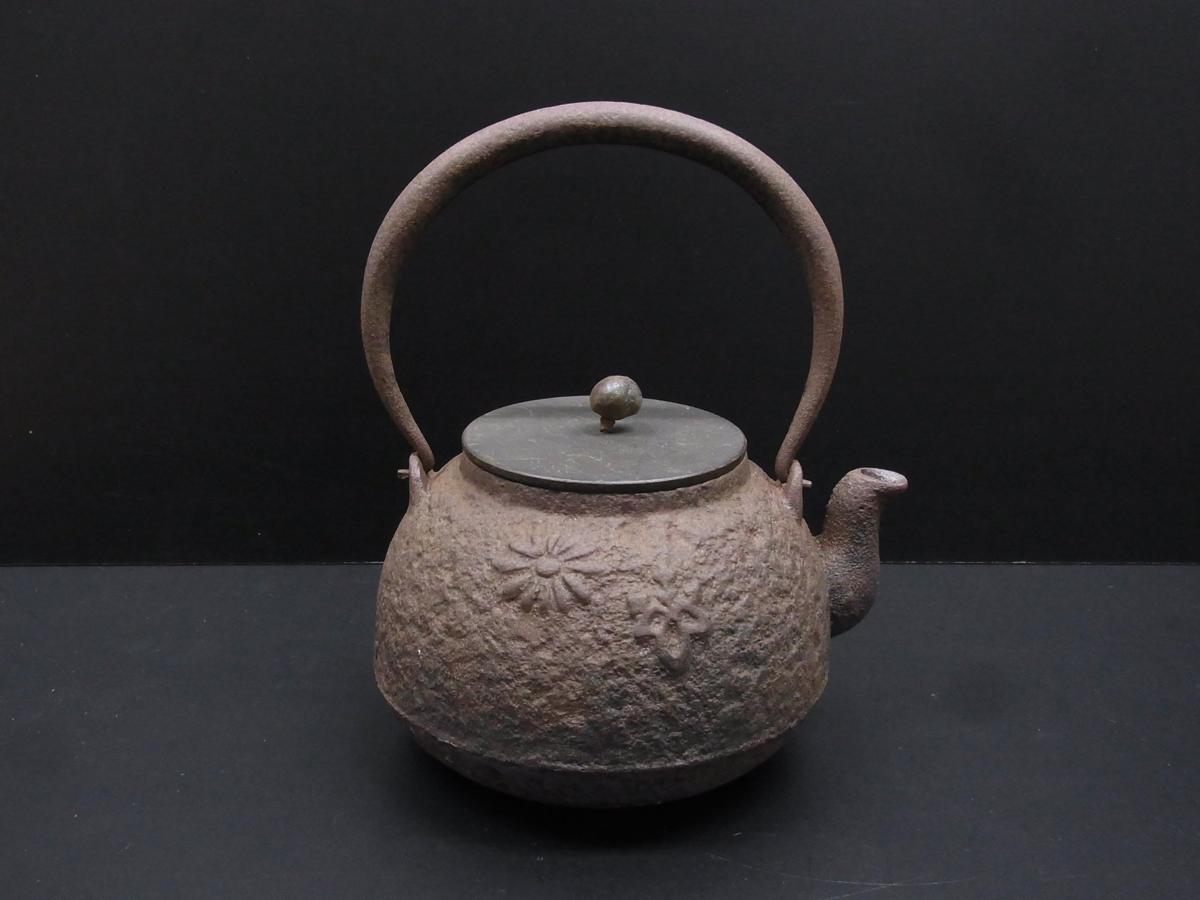 時代 安之助造 龍文堂 鉄地肌草花文銅蓋鉄瓶 陽刻彫 煎茶道具 (668HNR4