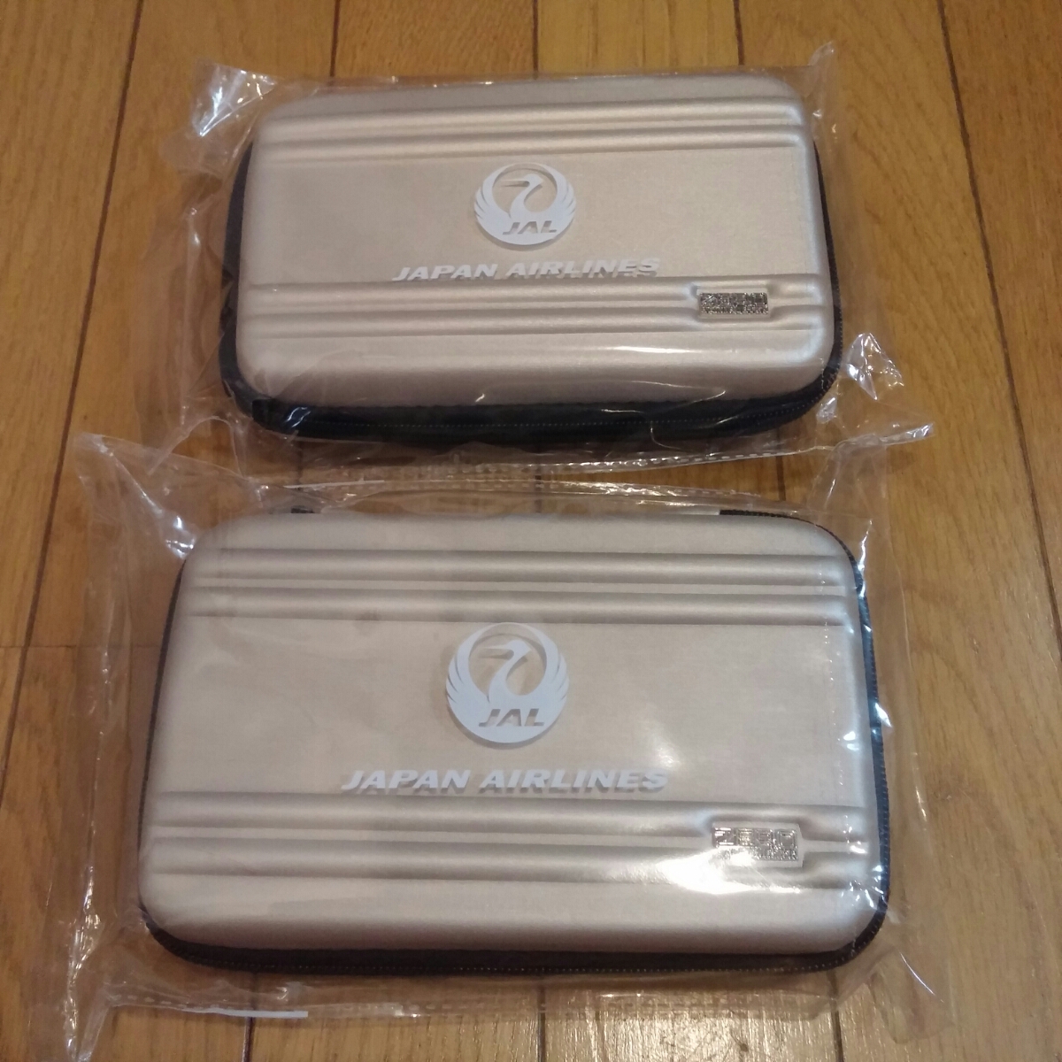 最新作，HOT JAL ZEROHULLIBURTON ゼロハリバートン アメニティキット 金2つ(日本航空(JAL))｜売買されたオークション情報、yahooの商品情報をアーカイブ公開 - オークファン 日本航空(JAL)