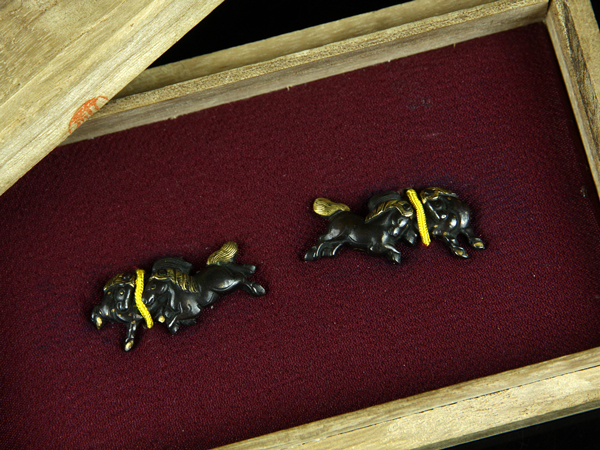 魁】名家所蔵品 本歌江戸期時代 本金赤銅目貫 馬 彫刻見事な時代名工作