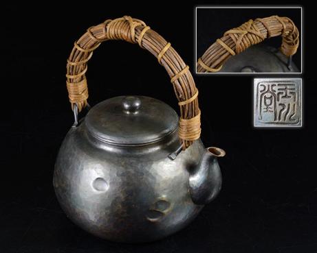 煎茶道具　鎚起銅器　玉川堂造　亀甲文　湯沸　薬缶　銅瓶　共箱なし 加】1382e 時代 鎚起銅器 玉川堂 籐手鎚目銅湯沸 / 煎茶道具 銅瓶 金属