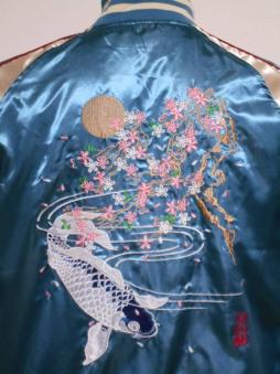 ★スカジャン★鯉桜吹雪前背中雄大な刺繍ファンスタテイックデニム等コーディ裏付き光沢サテン、Ｔブルー、Ｌ★激安限定企画￥４，９８０★