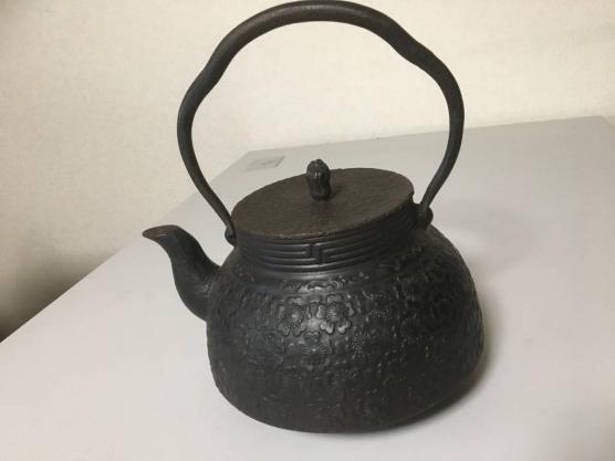 岩鋳 鉄瓶 桜尽くし 南部鉄器 茶道具 湯沸かし 囲炉裏 桜咲く　古いモノとなっております。
