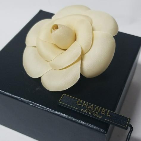 シャネル CHANEL カメリア ブローチ コサージュ おとなしめのベージュ