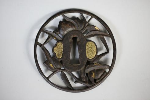 桃 彫刻 丸形 透かし 金象嵌 鍔 刀装具 武具 時代物 桃刀装具：金工