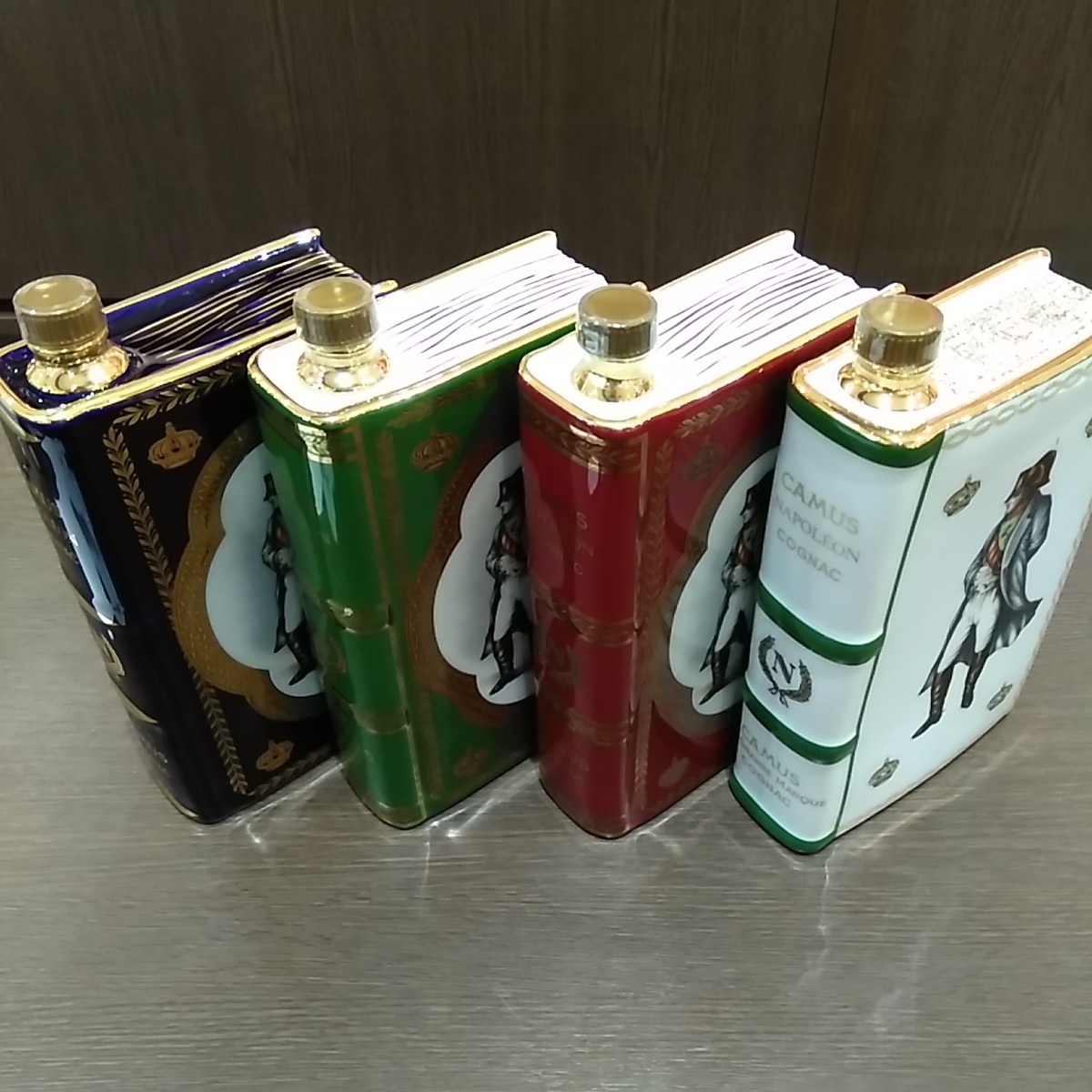 ブランデー カミュ ブック ナポレオン 赤金白陶器 700ml 40% 重量番号