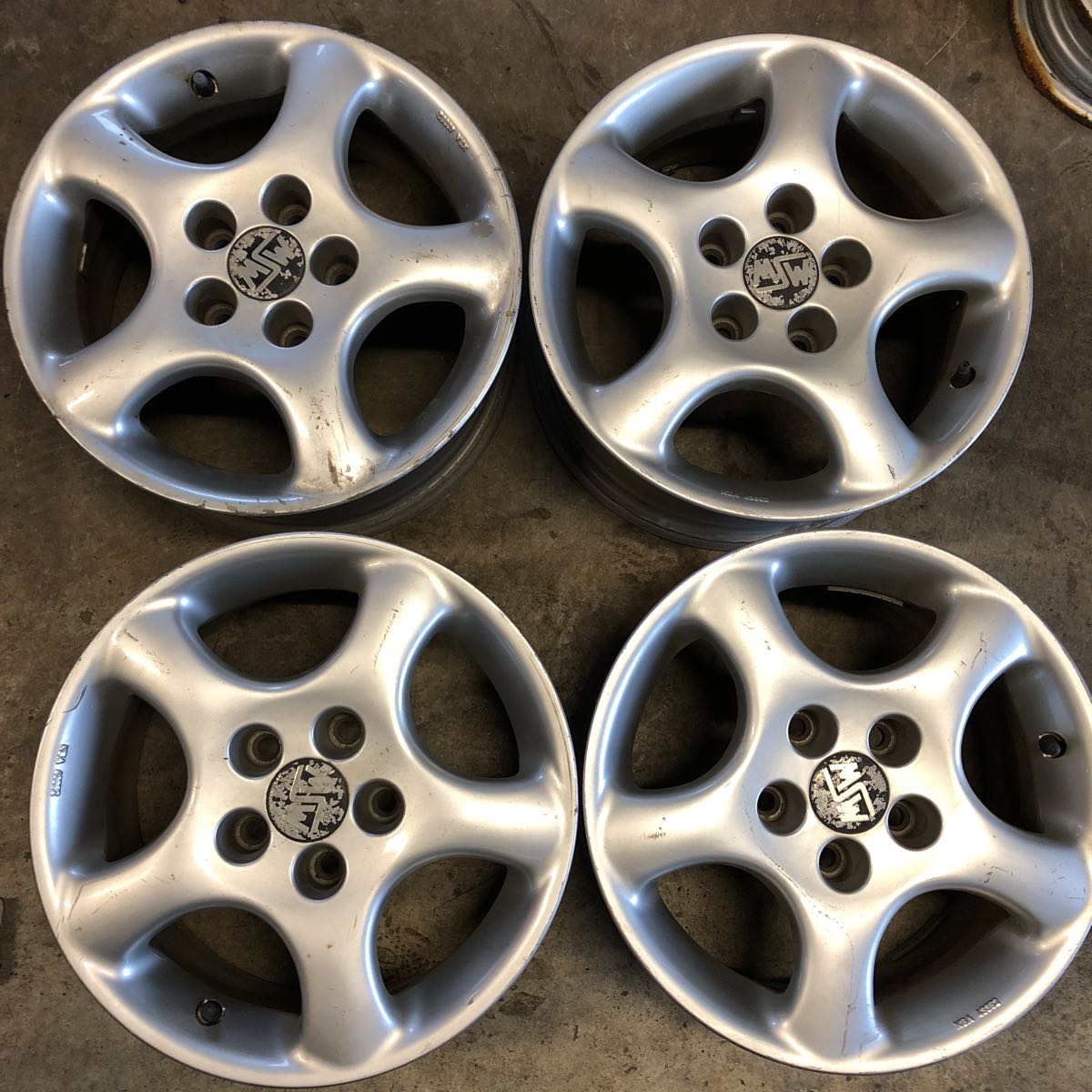 ベンツ190Eに履いてました。
