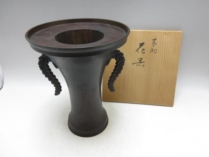 OI00003 ＜ 金工師 小森寸龍 作 銅製 花器 高さ24.0cm 在銘 共箱付 ＞　検) 作家物 金属製 華道具 花器 花入 花生 フラワーベース 昭和 ⅲ