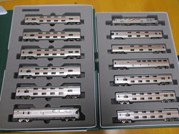 KATO】〈10-833/834/835〉E26系寝台特急「カシオペア」編成+EF81
