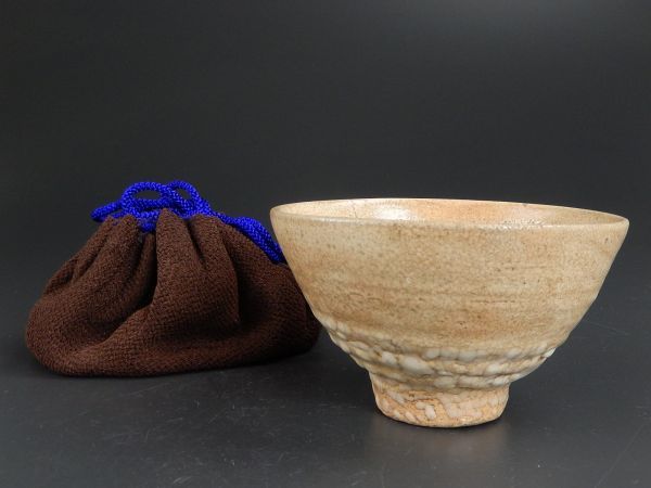 李朝高麗茶碗(合せ古箱の元箱、古仕覆、包み古布付、ニュウ補修有) 李