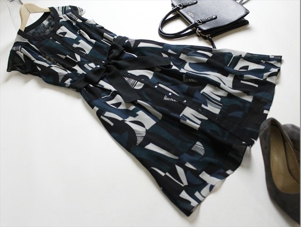 定3万*トラサルディTRUSSARDI 素敵ひざ丈シックなベルテッドフレアワンピース