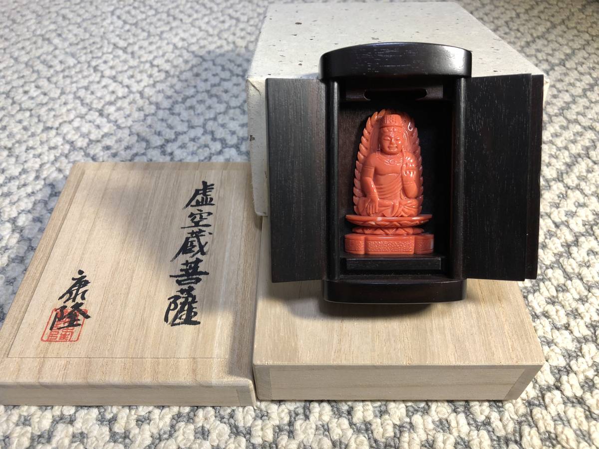 谷口康隆作　珊瑚 置物 文殊菩薩像 厨子 共箱付 珊瑚彫刻 工芸品 谷口康隆作 | 工芸品 赤珊瑚の置物は今でも十分に価値