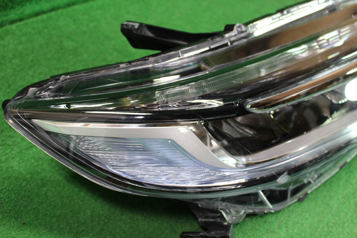シャトル ハイブリッド GP7/GP8 左ヘッドライト LED W2386 (Z3691