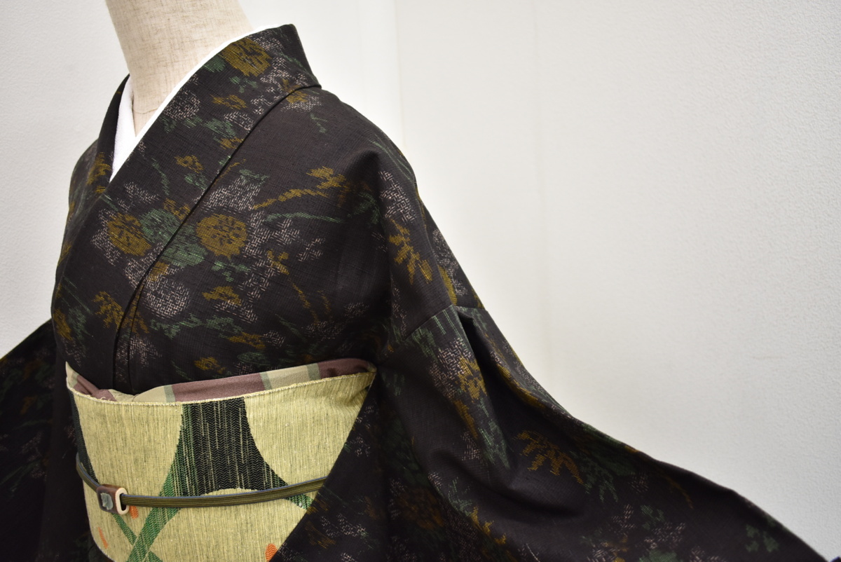 ◇衣紋屋◇1375 【1円～】泥大島紬着物 水玉文様 正絹 黒茶 身幅あり 