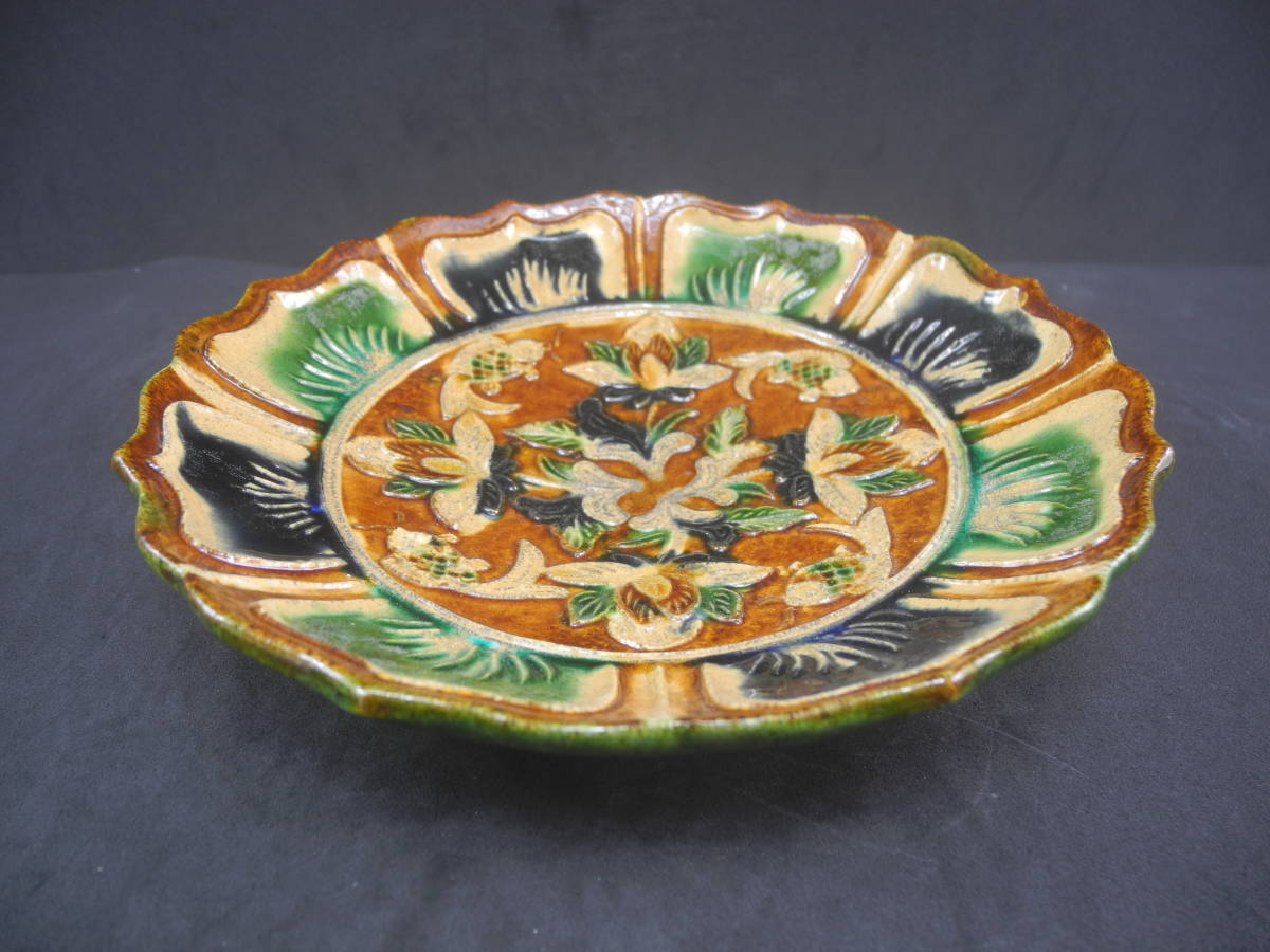 中国 中國 三彩彫花魚藻文稜花盤 彫漆三魚