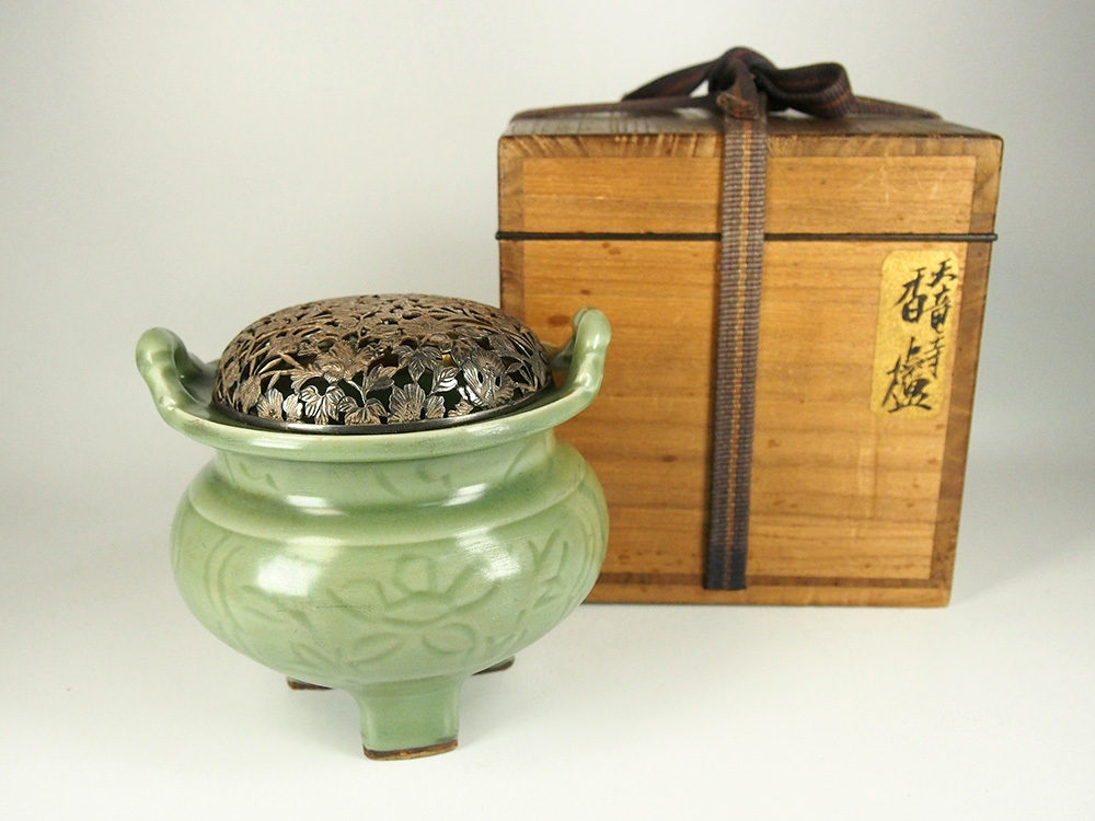 天龍寺青磁 香炉【ホヤ有】 古美術 吉戸 - 天竜寺青磁三足香炉 | 古