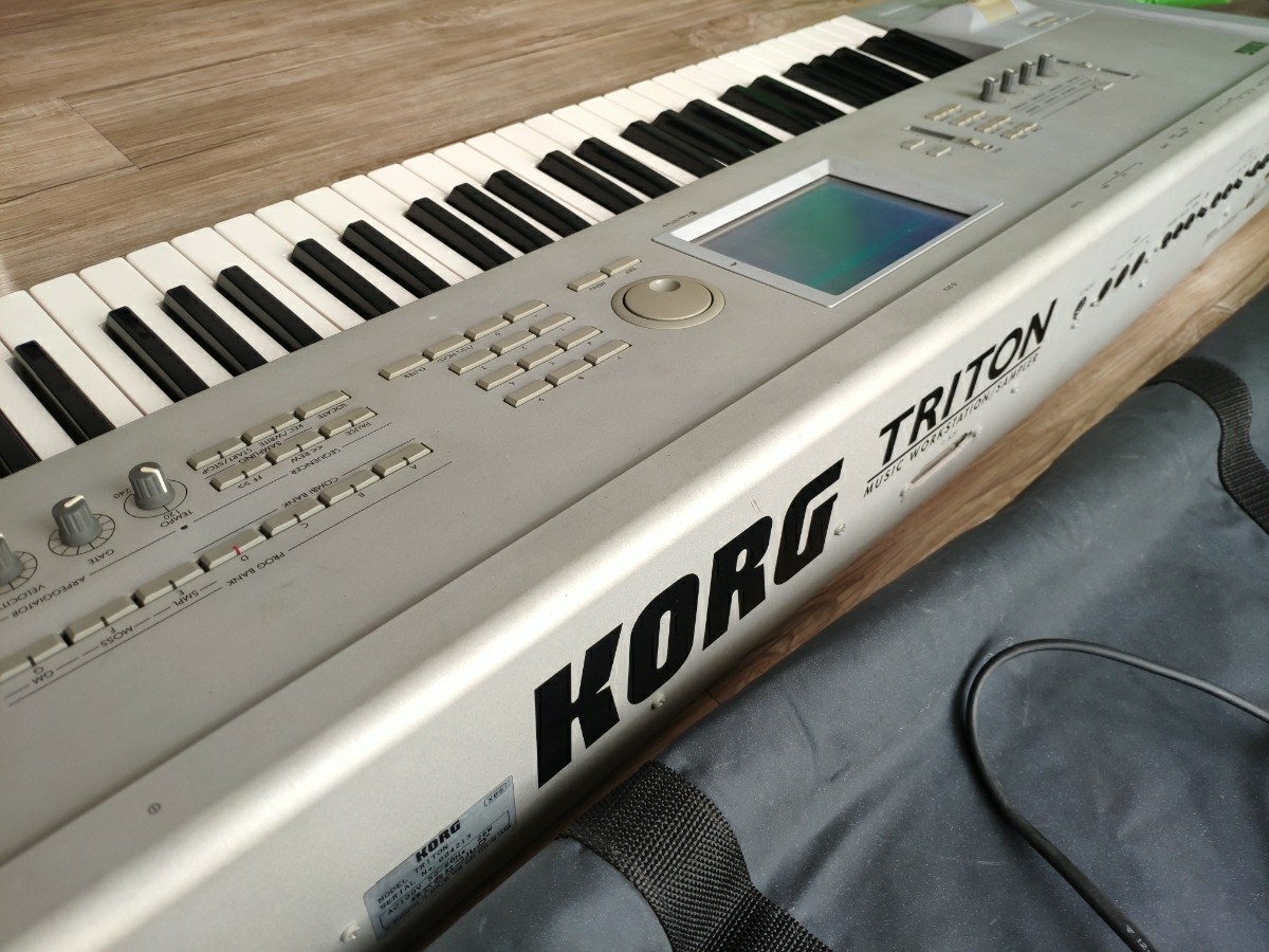 楽器・機材 KORG TRITON シンセサイザー 61鍵 コルグ キーボード