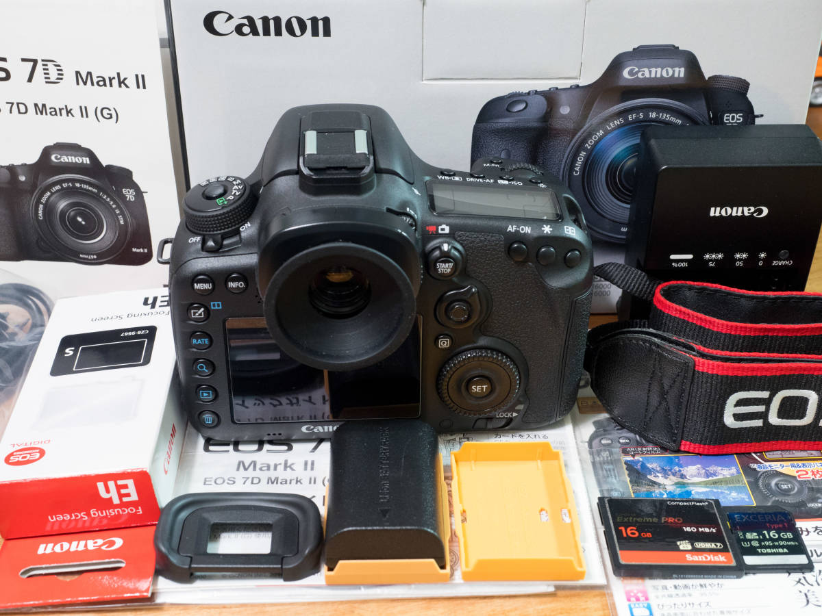 防湿庫保管！ EOS 7D Mark II フォーカシングスクリーン、マグニファイニングアイピース、スペアバッテリ，CF・SDカード付！