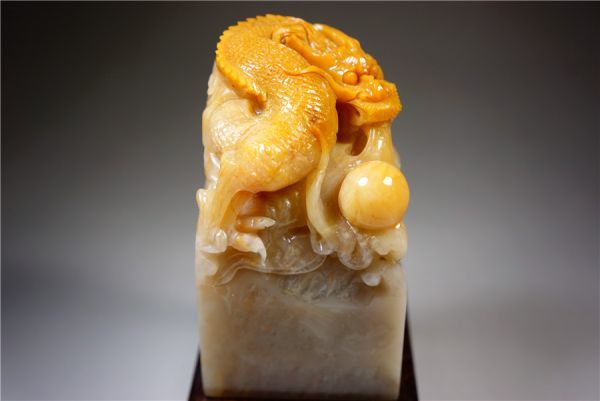 細工壽山石製 龍神紋高彫 レア印材 文房具 無銘 高9.9cm 630g 台座付