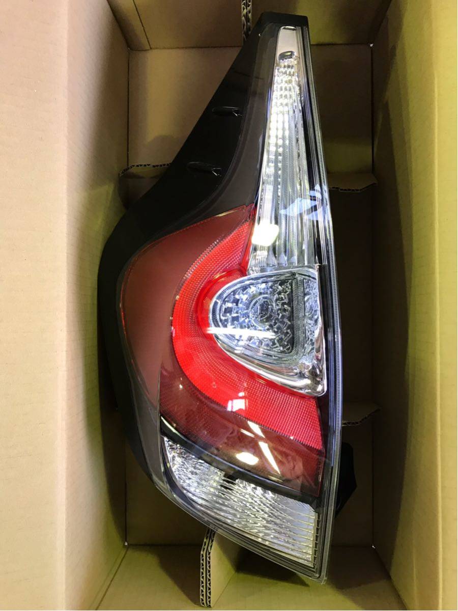 ⑮ トヨタ アクア AQUA NHP10 左テール 美品 NHP10アクア後期純正LED