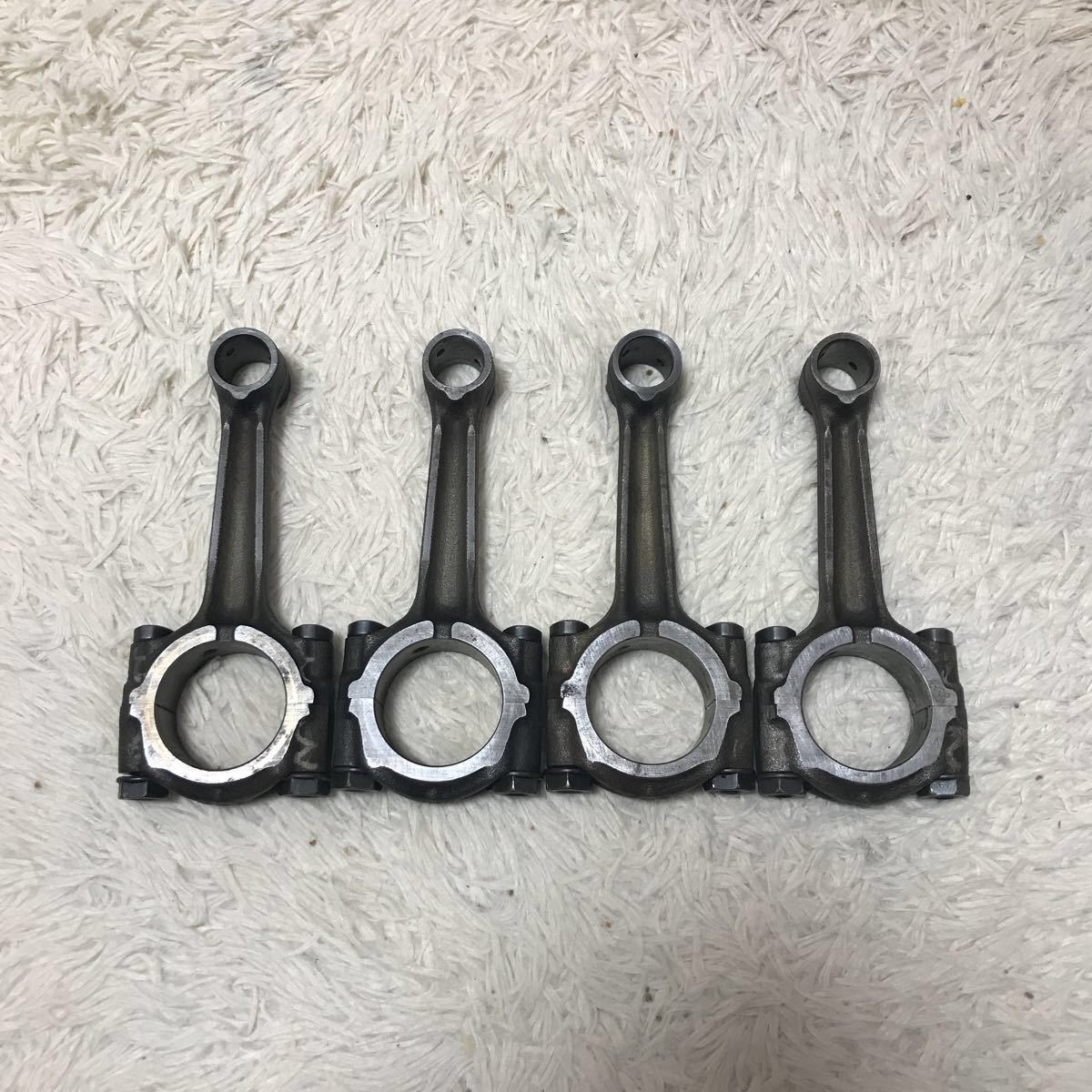コンロッドメタルの終ったCBR400Fのエンジン腰下からヘッド迄を