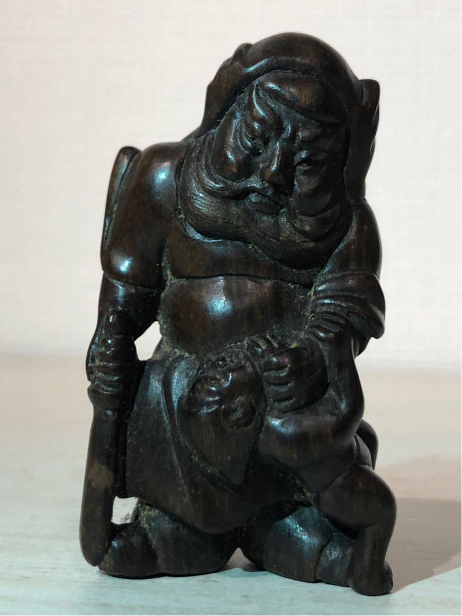 江戸時代 朱氏在銘 天然木 彫刻「鐘馗治鬼」重22.9g 日本美術
