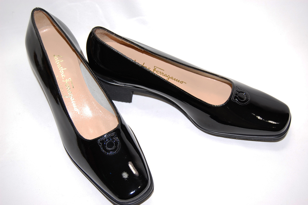 サルヴァトーレ・フェラガモ　Ｆｅｒｒａｇａｍｏ　パテントレザー　パンプス　サイズ７Ｄ　日本サイズ約２４ｃｍ　（ブラック）