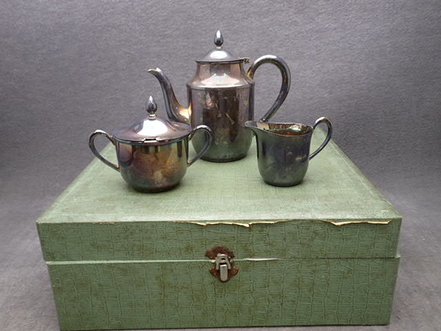  C-620 銀器と思われます POT ミルクピッチャー シュガーポット 古品 変色有り 絵のようなマーク有ります(その他)｜売買されたオークション情報、yahooの商品情報をアーカイブ公開 - オークファ その他