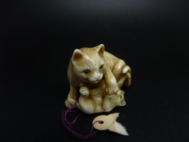 委託出品】昭和期？『親子猫』意匠 「廣明」銘象牙根付 | SHADA.COM.AU