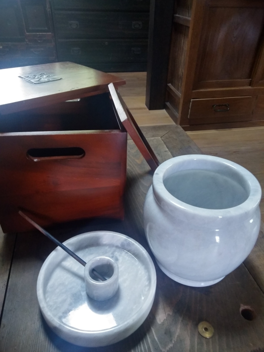 新品，新作登場 白黒の綺麗な大理石酒瓶と天然木の重厚な保管箱 柄杓も大理石 店舗や自宅 の焼酎サーバーにご活用ご検討をよろしくお願いします(店舗什器)｜売買されたオークション情報、yahooの商品情報 店舗什器