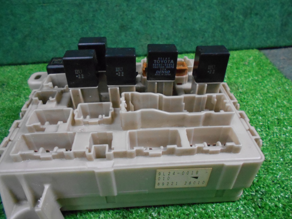 エスティマ ACR30/ACR40/MCR30/MCR40 ヒューズボックス 室内側 89221