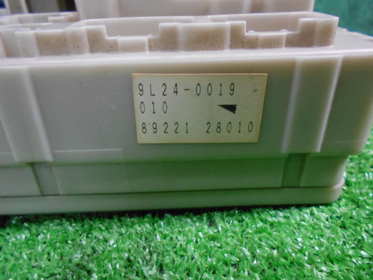 エスティマ ACR30/ACR40/MCR30/MCR40 ヒューズボックス 室内側 89221