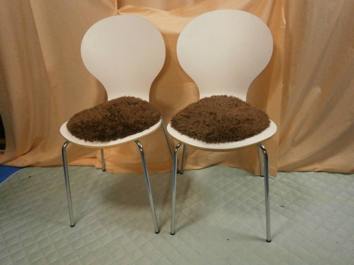 HOT，大人気 1559Ｗ 白家具 カフェチェアー 2脚セット 座布団2枚付 ホワイト 椅子 イス オシャレ デザイン良し(ダイニングチェア)｜売買されたオークション情報、yahooの商品情報をアーカイブ公開 - オーク ダイニングチェア