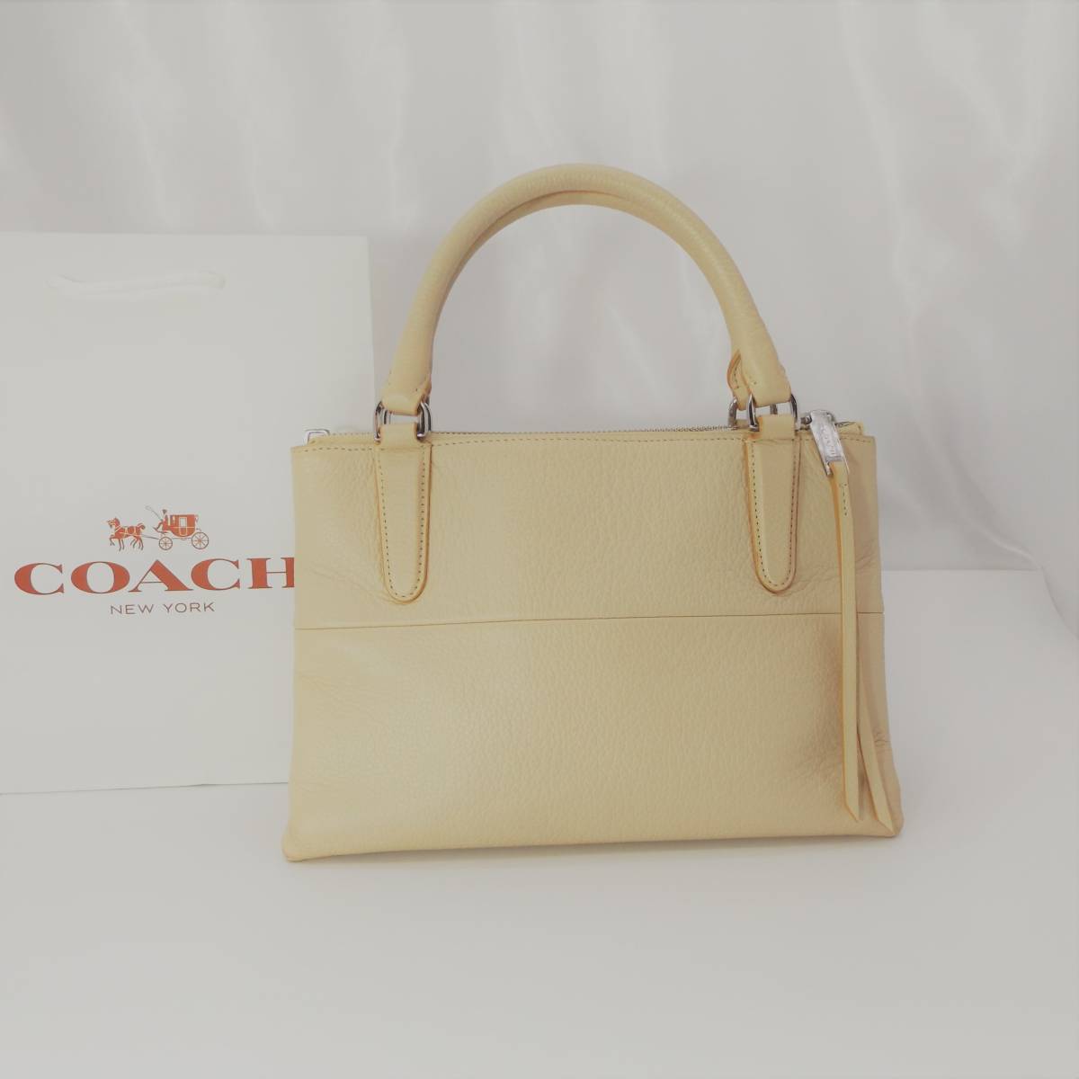 美品 COACH コーチ トリプルファスナー バッグ ハンドバック ライト 