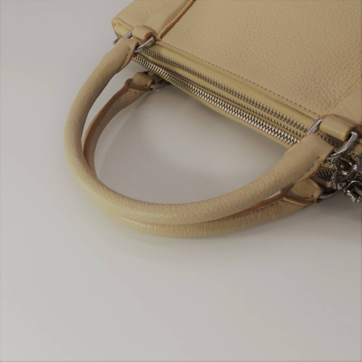 美品 COACH コーチ トリプルファスナー バッグ ハンドバック ライト 