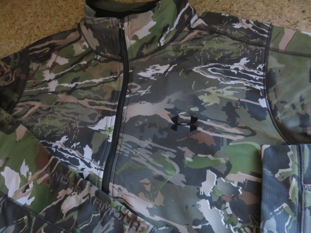 ARMOUR（アンダーアーマー） 公式新日本プロレス｜UNDER HOUSE OF UA アンダーアーマー ロングスリーブ TORTURE グラフィック 2026｜UNDER ARMOUR TORTURE』｜新日本プロレス×アンダーアーマー｜UNDER MANKEY描き下ろしチャーム付き「アンダー 暑さに負けず、山を駆ける | ウィンターコレクションを