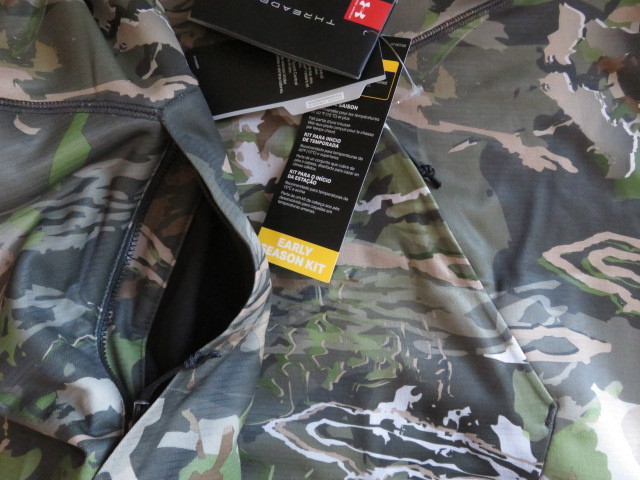 ARMOUR（アンダーアーマー） 公式新日本プロレス｜UNDER HOUSE OF UA アンダーアーマー ロングスリーブ TORTURE グラフィック 2026｜UNDER ARMOUR TORTURE』｜新日本プロレス×アンダーアーマー｜UNDER MANKEY描き下ろしチャーム付き「アンダー 暑さに負けず、山を駆ける | ウィンターコレクションを