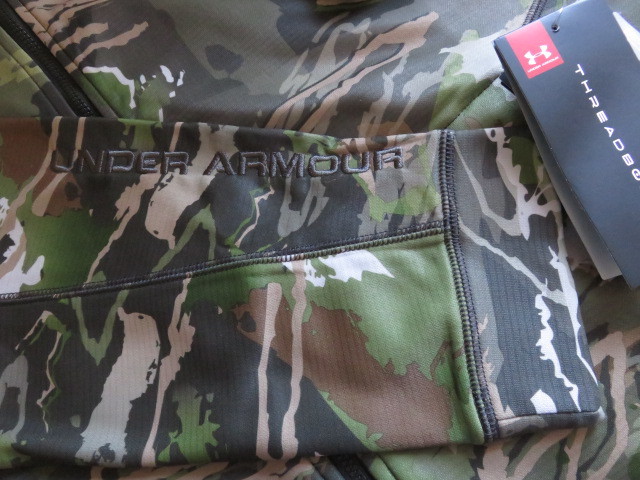 ARMOUR（アンダーアーマー） 公式新日本プロレス｜UNDER HOUSE OF UA アンダーアーマー ロングスリーブ TORTURE グラフィック 2026｜UNDER ARMOUR TORTURE』｜新日本プロレス×アンダーアーマー｜UNDER MANKEY描き下ろしチャーム付き「アンダー 暑さに負けず、山を駆ける | ウィンターコレクションを