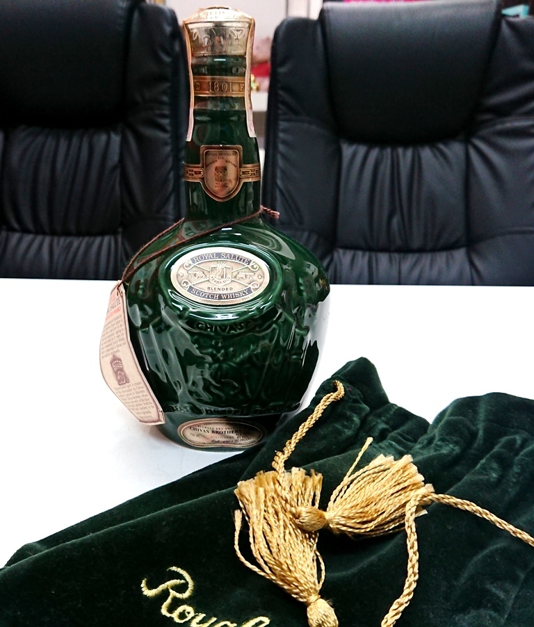 激安大特価，2026 古酒 CHIVAS/シーバス ロイヤルサルート 21年 緑色 700ml 43％未開栓 巾着袋付き 本体1351ｇ 税込価格(スコッチ)｜売買されたオークション情報、yahooの商品情報をアーカイブ公開 - オークファン スコッチ