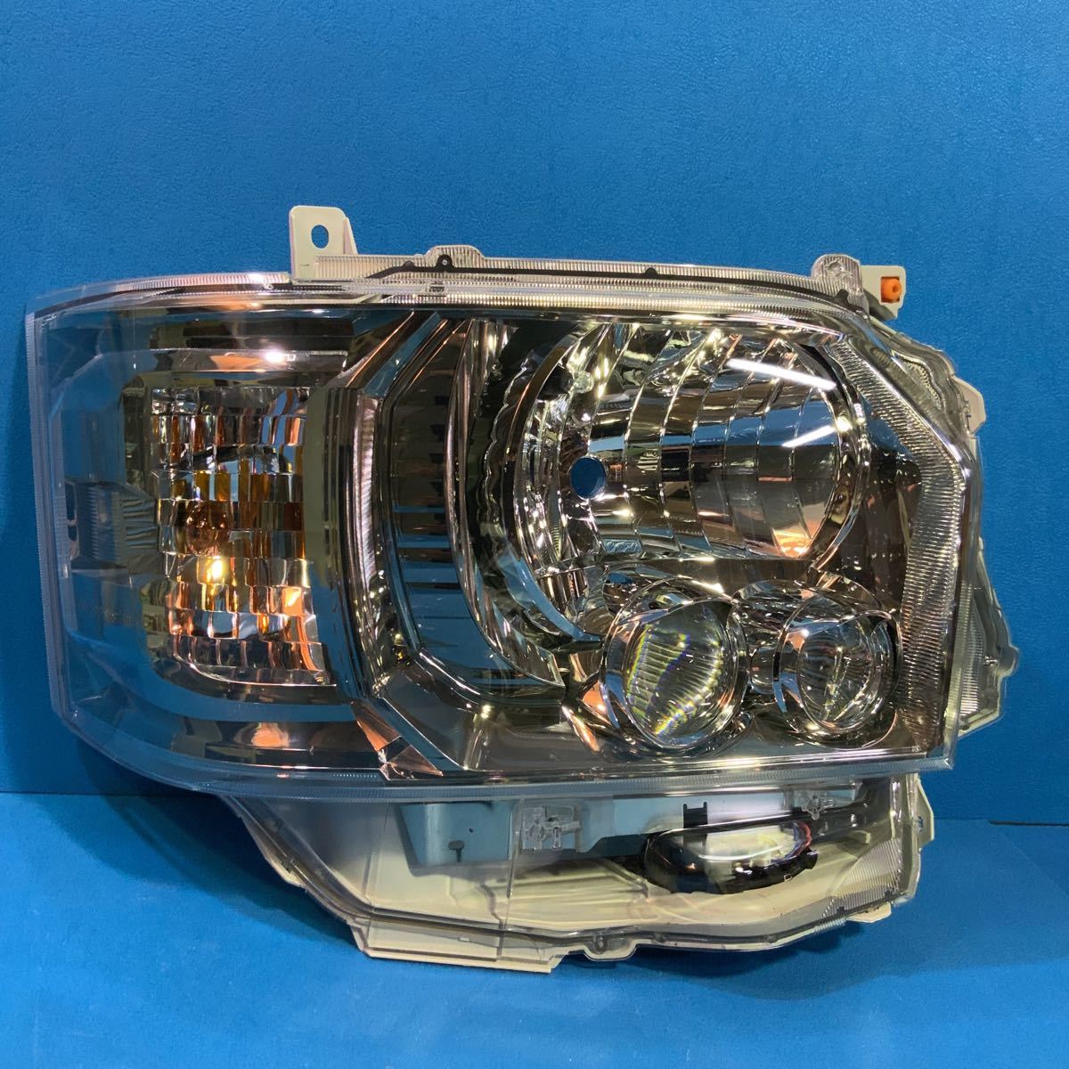 トヨタ200系ハイエース4型 後期純正LEDヘッドライト右