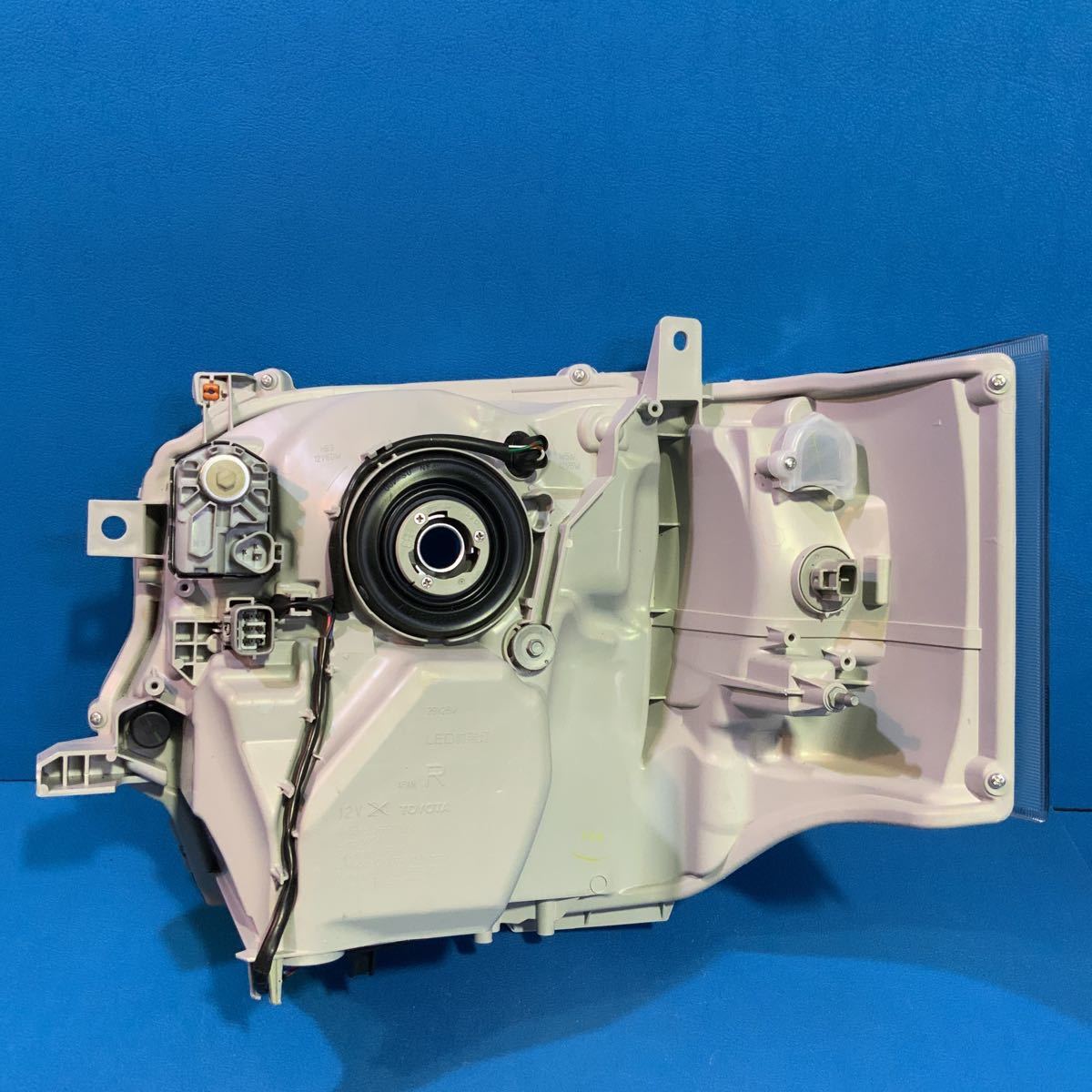 トヨタ200系ハイエース4型 後期純正LEDヘッドライト右