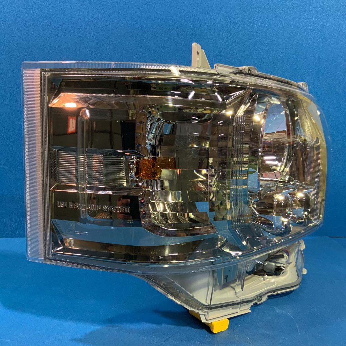 トヨタ200系ハイエース4型 後期純正LEDヘッドライト右