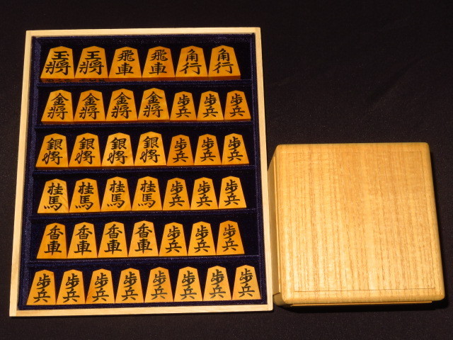 △鷹山作水無瀬島黄楊淡虎斑彫埋将棋駒△桐製駒箱平箱付