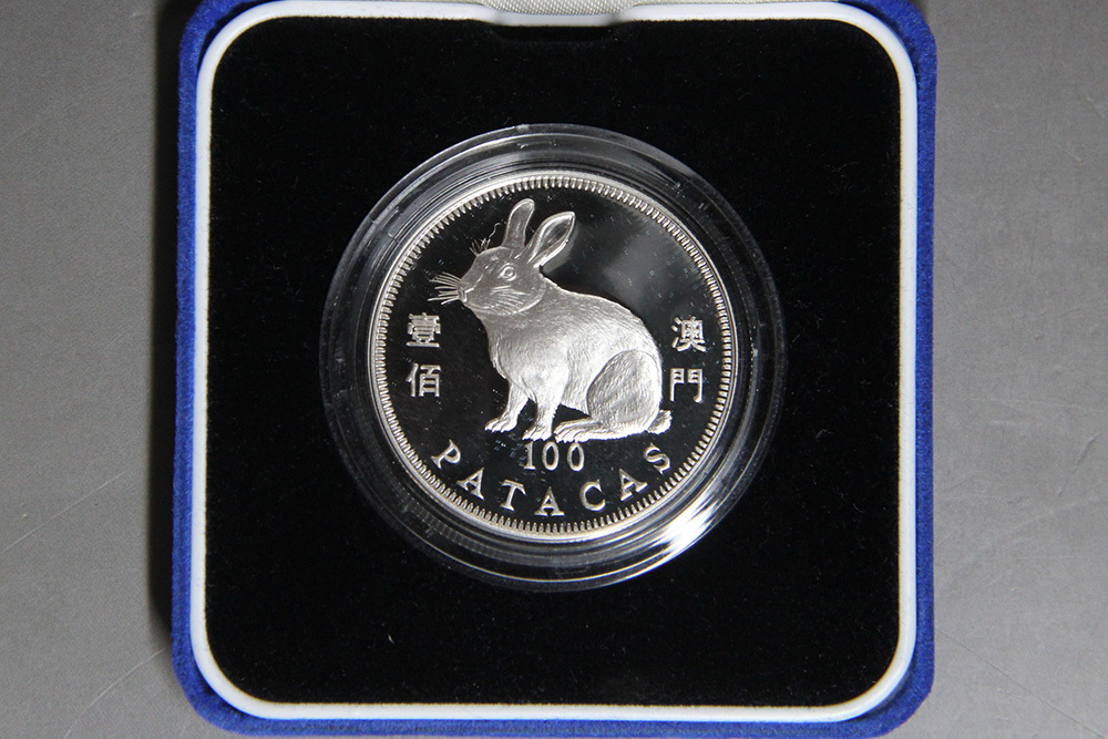 ★ マカオ プルーフ 銀貨 1999年 兎 100パタカ 重さ28.28g / シルバー コイン_2