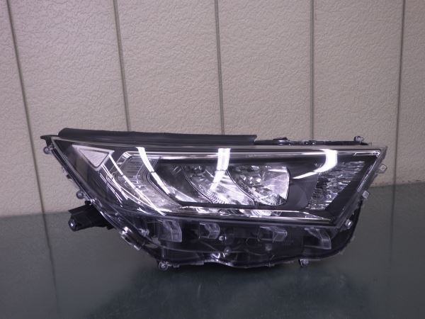 4117941♪ ラブ4 ♪ 50系 右ライト 3灯式LED STANLEY 42-90 MXAA52