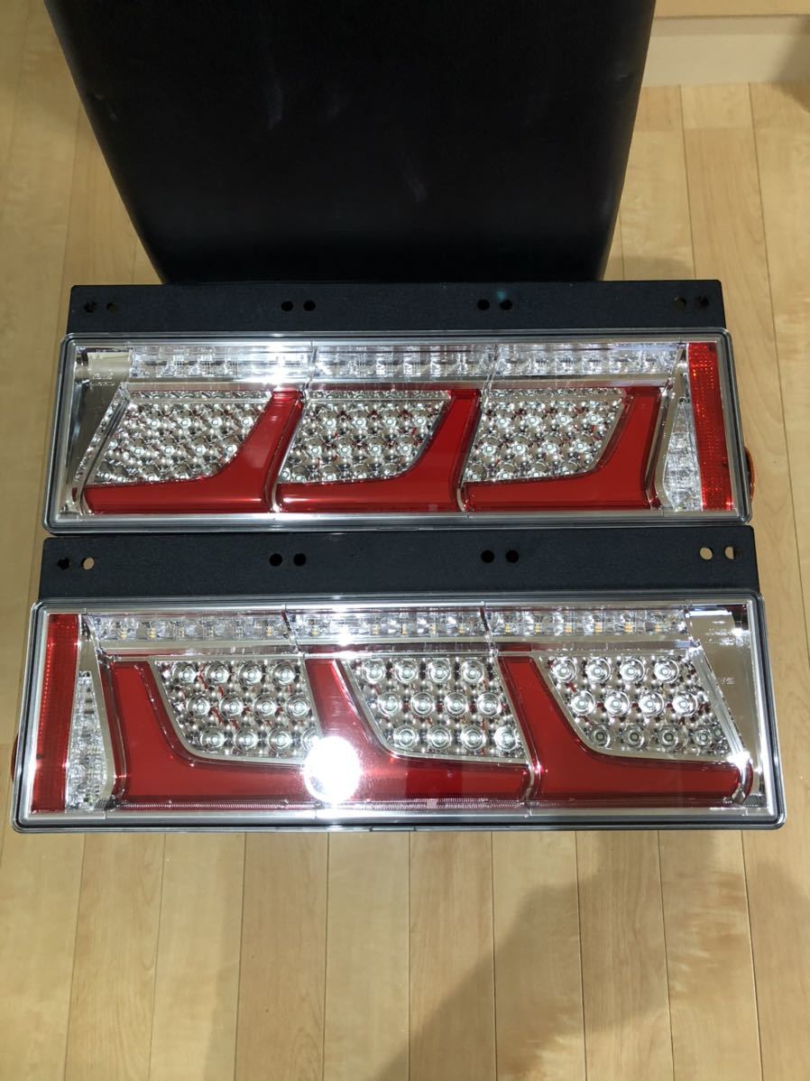 ☆新車外し☆ KOITO 小糸　3連LEDテールランプ　ノーマルターン　左右セット　美品