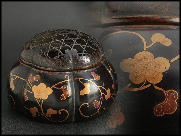 CQ122 時代物 銅火舎 黒漆塗梅唐草蒔絵阿古陀香炉・黒漆花唐草蒔絵阿古